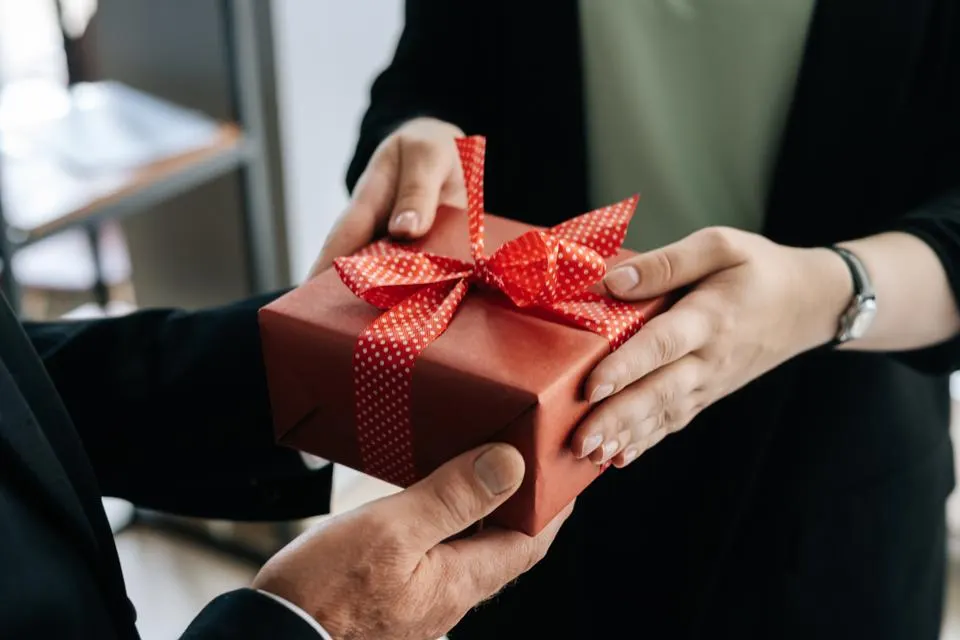 How Corporate Gift Vendors Use Corporate Gifts for Customer Retention and Loyalty