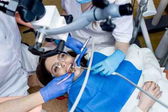 Implants dentist